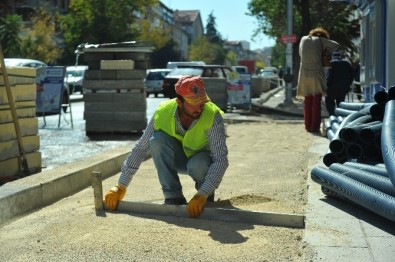 Dikmen Caddesi'nde Kaldırım Çalışmaları Sürüyor