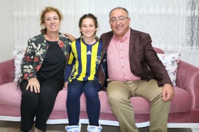 Fenerbahçeli Oyuncuların İmzaladığı Forma Şehit Kızını Sevindirdi
