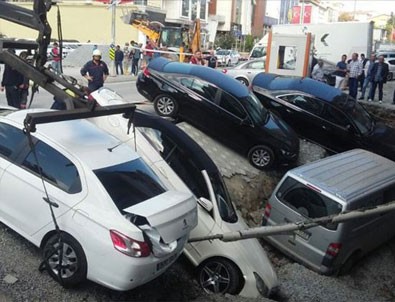 İstanbul Merter'de yol çöktü