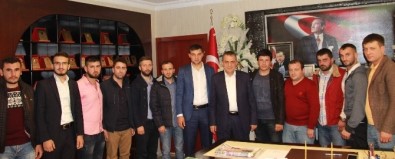 Yomra Belediye Başkanı İbrahim Sağıroğlu AK Parti Yomra Gençlik Kolları'nı Makamında Ağırladı
