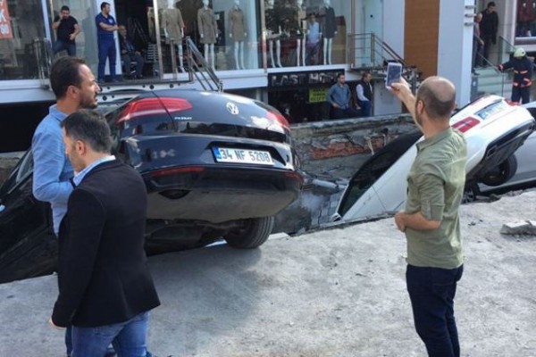 İstanbul Merter'de yol çöktü