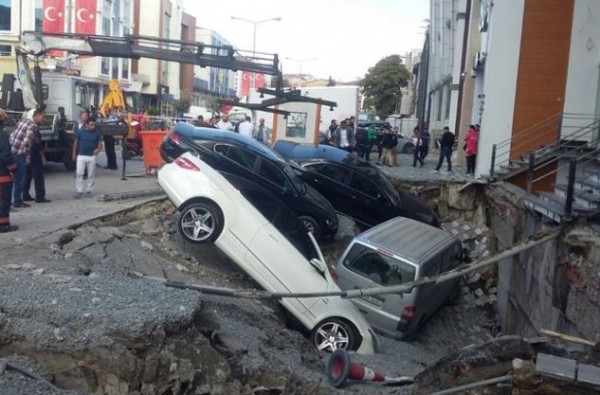 İstanbul Merter'de yol çöktü