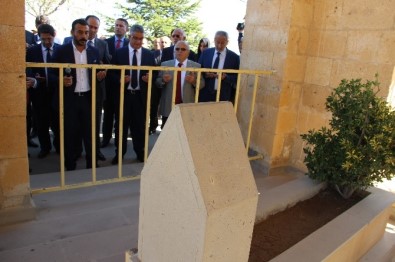 Yunus Emre Aksaray'daki Anıt Mezarı Başında Anıldı