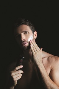 Erkekler Cildine Özel Ürünlerle Bakıyor