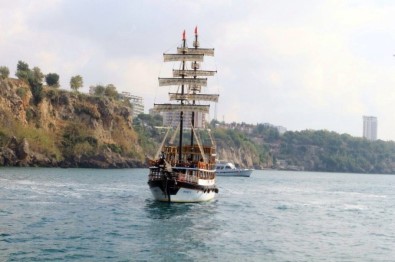 Antalya'da tur teknesi battı
