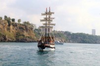 KONYAALTI SAHİLİ - Antalya'da tur teknesi battı