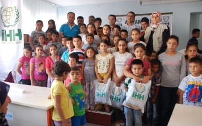 İHH Yetimlere Bayramlık Dağıttı