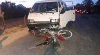 FARUK ARSLAN - Mersin'de Minibüs Motosikletle Çarpıştı Açıklaması 1 Yaralı