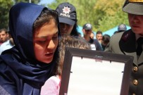 BAKIM MERKEZİ - 'Öp Babanı Kızım' Diyerek Şehit Eşini Son Yolculuğuna Uğurladı