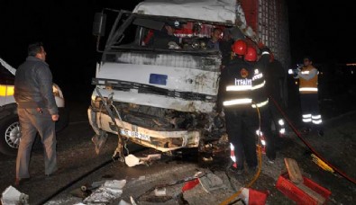 İşçileri taşıyan otobüs ile kamyonun çarpışması: 1 ölü, 39 yaralı