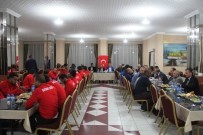 BAYBURT ÜNİVERSİTESİ REKTÖRÜ - Vali İsmail Ustaoğlu Futbolcularla Moral Yemeğinde Buluştu