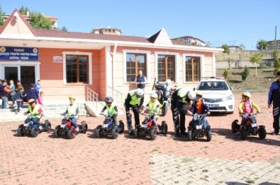 Yozgat'ta Öğrenciler Trafik Eğitim Parkında Hem Eğleniyor, Hem De Trafik Kurallarını Öğreniyor