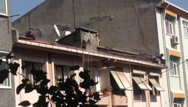 Can güvenliğini hiçe sayan işçiler kamerada