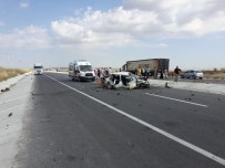 Afyonkarahisar'da otomobil kamyona çarptı: 5 ölü