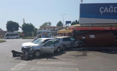 Antalya'da Otomobil Markete Girdi Açıklaması 1 Yaralı