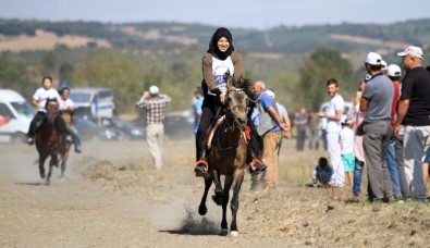 Bursa'daki Rahvan At Yarışları'na Kızlar Damga Vurdu