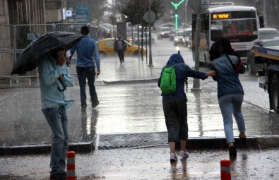 Erzurum'da Sağanak Yağmur Su Baskınlarına Neden Oldu