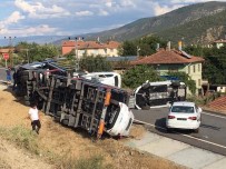 Kastamonu'da Sıfır Araçları Taşıyan TIR Devrildi