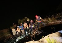 NECATI ÇELIK - Kontrolden Çıkan Otomobil Baraj Gölüne Uçtu Açıklaması 2 Yaralı