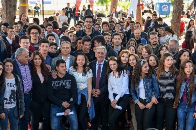 Muratpaşa Belediyesi'nden Üniversite Öğrencilerine Burs