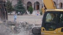 GÜNAY ÖZDEMIR - Tarihi Alandaki Betonarme Tuvaletler Yıkıldı