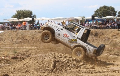 1. Off-Road Şenliği'nde Yarışan Arazi Araçları Nefesleri Kesti