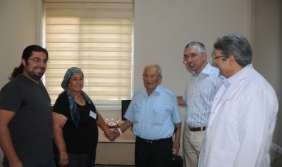 50. Evlilik Yıldönümlerini Hastanede Kutladılar