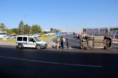 Direksiyon Hakimiyeti Kaybolan Minibüs Yan Yattı