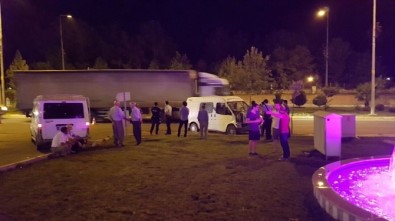 İki Minibüs Çarpıştı Açıklaması 1 Yaralı