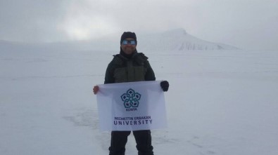 NEÜ Bayrağı Norveç Buzullarında