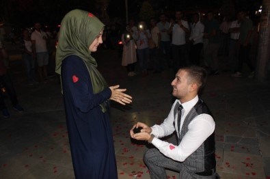Şehrin Ortasında Sürpriz Evlilik Teklifi