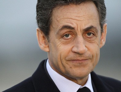 Aday olacağını açıklayan Sarkozy'ye kötü haber