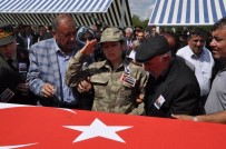 Şehit Ağabeyini Asker Selamıyla Son Yolculuğuna Uğurladı