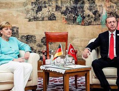 Alman basını: Merkel Erdoğan'ın önünde diz çöktü..