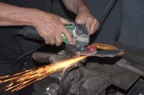 DEMIRCILIK - Bıçaklar Kurbanlar İçin Bileniyor