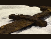 VIKINGLER - Bin yıllık Viking kılıcı bulundu