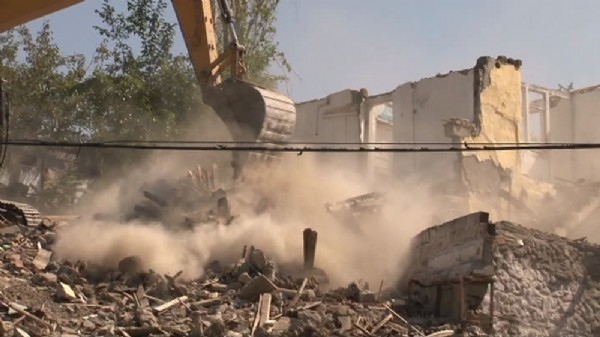 Yıkıma giden ekiplere ateş açıldı