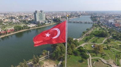 Adana'nın Semalarına Dev Türk Bayrağı