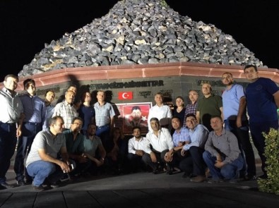 AK Parti Merkez İlçe Başkanlığı 15 Temmuz Şehitler Anıtını Ziyaret Etti