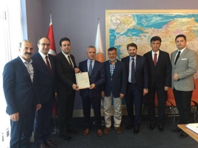 Ak Parti Tepebaşı İlçe Başkanı İbrahim Yılmaz Kaynarca'ya Mazbatası Takdim Edildi