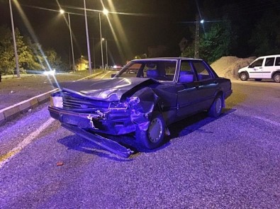 Bartın'da Ticari Taksi İle Otomobil Çarpıştı, 2 Yaralı