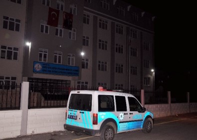 Çocukların Bayrağı İndirmeye Çalışması Polisi Alarma Geçirdi