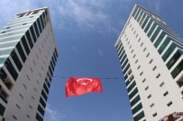 İKIZ KULELER - Dev Türk Bayrağı Çok Yakıştı