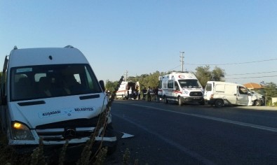 Hasta Taşıyan Belediye Aracı Kaza Yaptı, 2 Yaralı