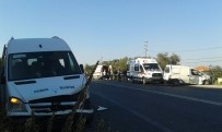 DAVUTLAR - Hasta Taşıyan Belediye Aracı Kaza Yaptı, 2 Yaralı