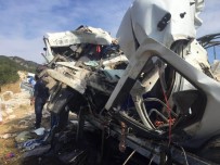 KAMYON KAZASI - Kamyonlar kafa kafaya çarpıştı, sürücüler hayatını kaybetti