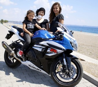 Motosiklet Sevgisi, Kanser Olan Bedensel Engelli Ablayı Hayata, Üç Kız Kardeşi İse Birbirine Bağladı