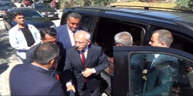 Kılıçdaroğlu, Ömer Halisdemir'in Baba Evini Ziyaret Etti
