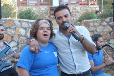 'O Ses Türkiye' Finalistinden Downlular İçin Konser