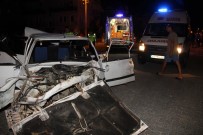 Otomobille Kamyonet Çarpıştı Açıklaması 6 Yaralı